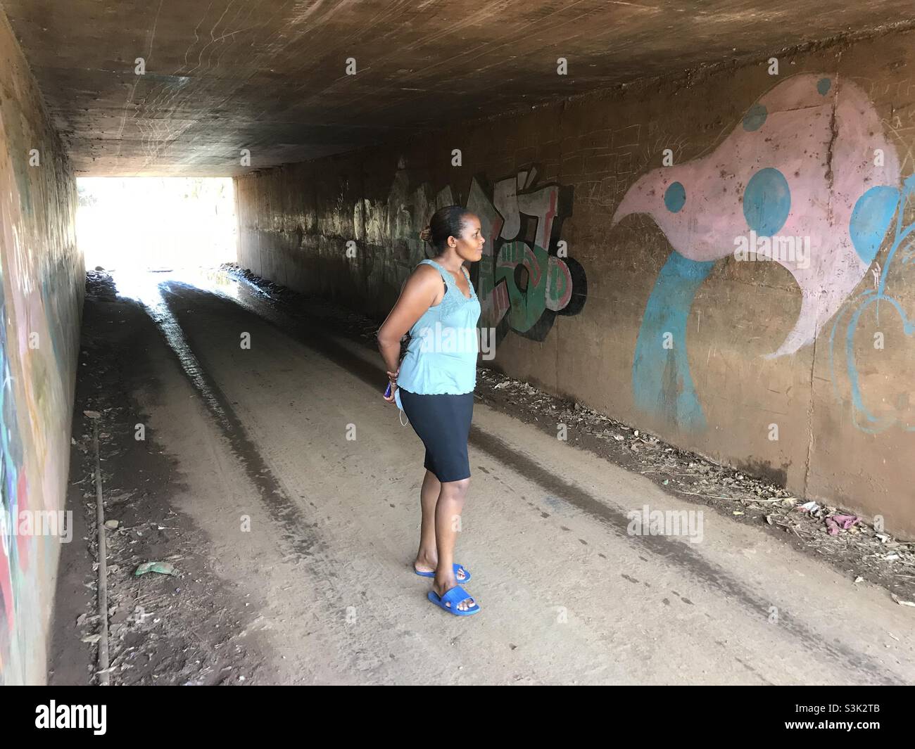 Volle Länge eine Person echte Menschen Architektur Lebensstile Wand Feature gebaut Struktur Graffiti Stockfoto