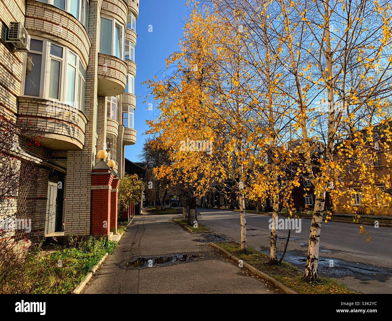 Blick auf die Straße an einem sonnigen Herbstmorgen - Smartphone-aufgenommenes Stockfoto