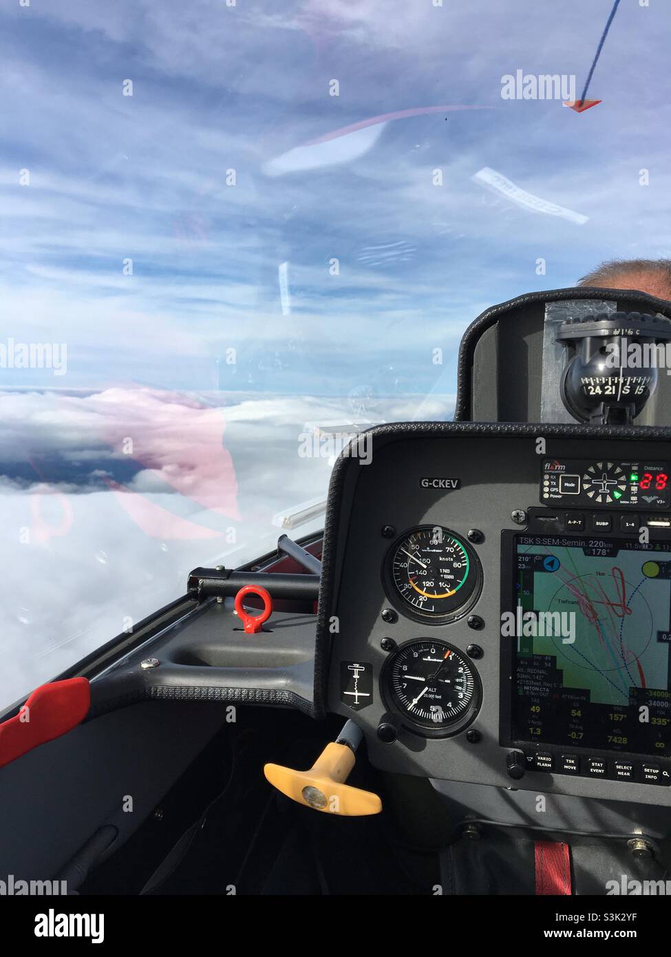 Schempp-Hirth Duo Discus gleitet über Wellenwolken. Blick vom Rücksitz, mit Instrumenten 7600’ Stockfoto