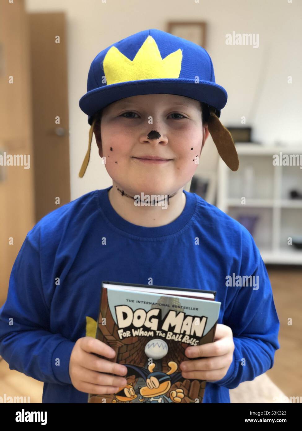 Ein Junge, der als Comic-Buchfigur Dog man für den Weltbuchtag gekleidet war. Stockfoto