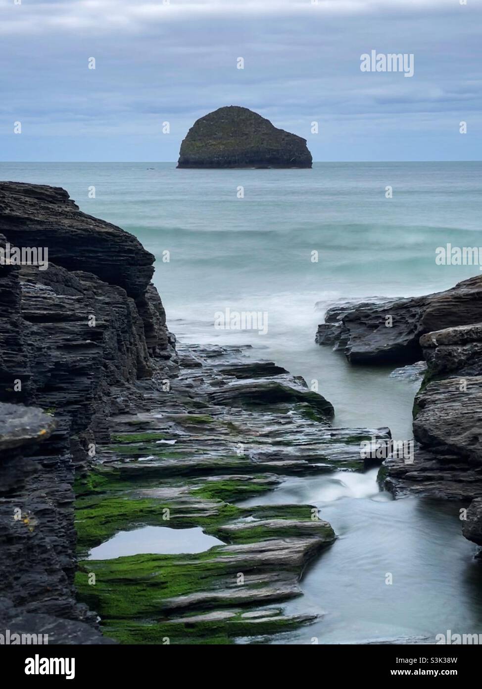 Gull Rock oder Otterham Rock vor Trebarwith Strand an der Küste von North Cornwall, Oktober. Stockfoto