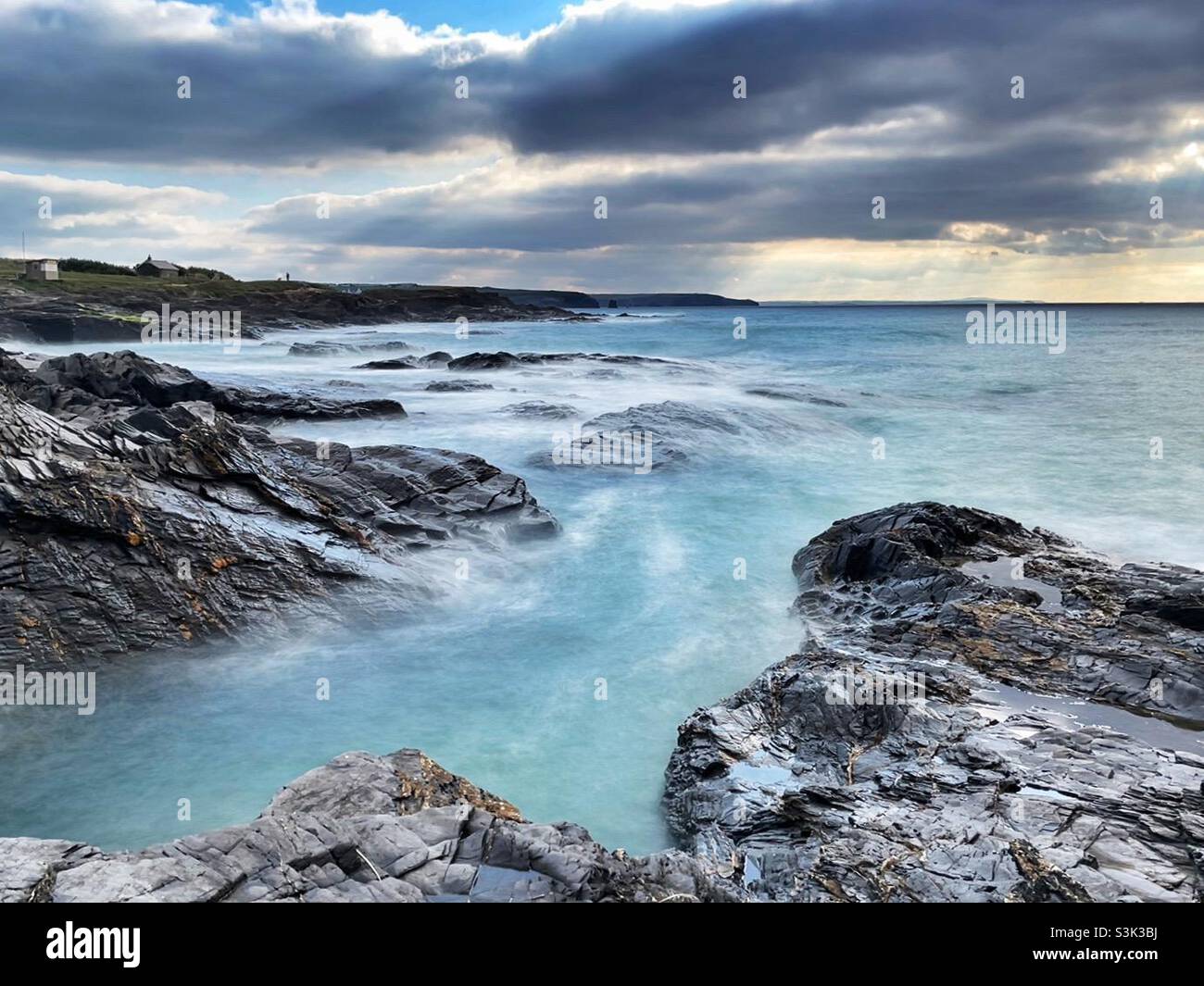 Raue Meere in der Bucht von booby, North Cornwall, England, Oktober mit Blick auf die Bucht von Constantine. - Smartphone-aufgenommenes Stockfoto