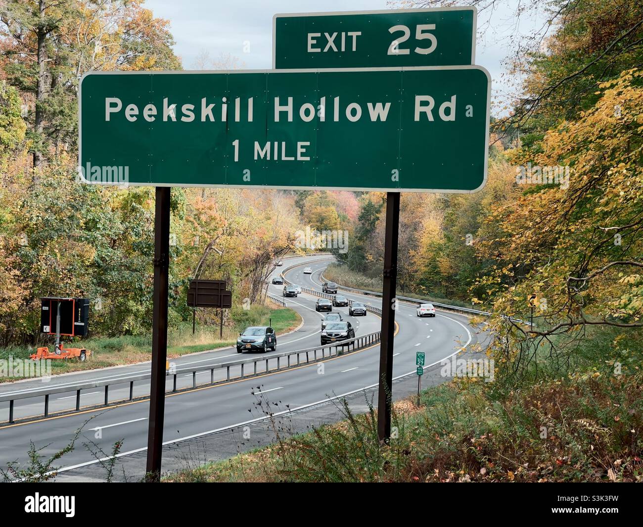 Fahrzeuge auf dem Taconic State Parkway in Putnam County, New York, in der Nähe der Ausfahrt Peekskill Hollow Road. Stockfoto