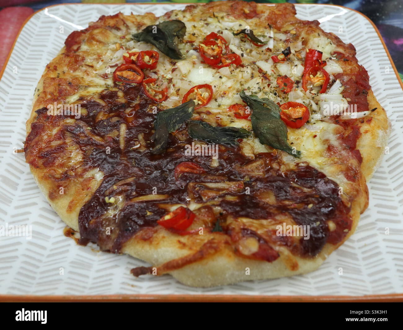 Gekochte hausgemachte BBQ Pizza Stockfoto
