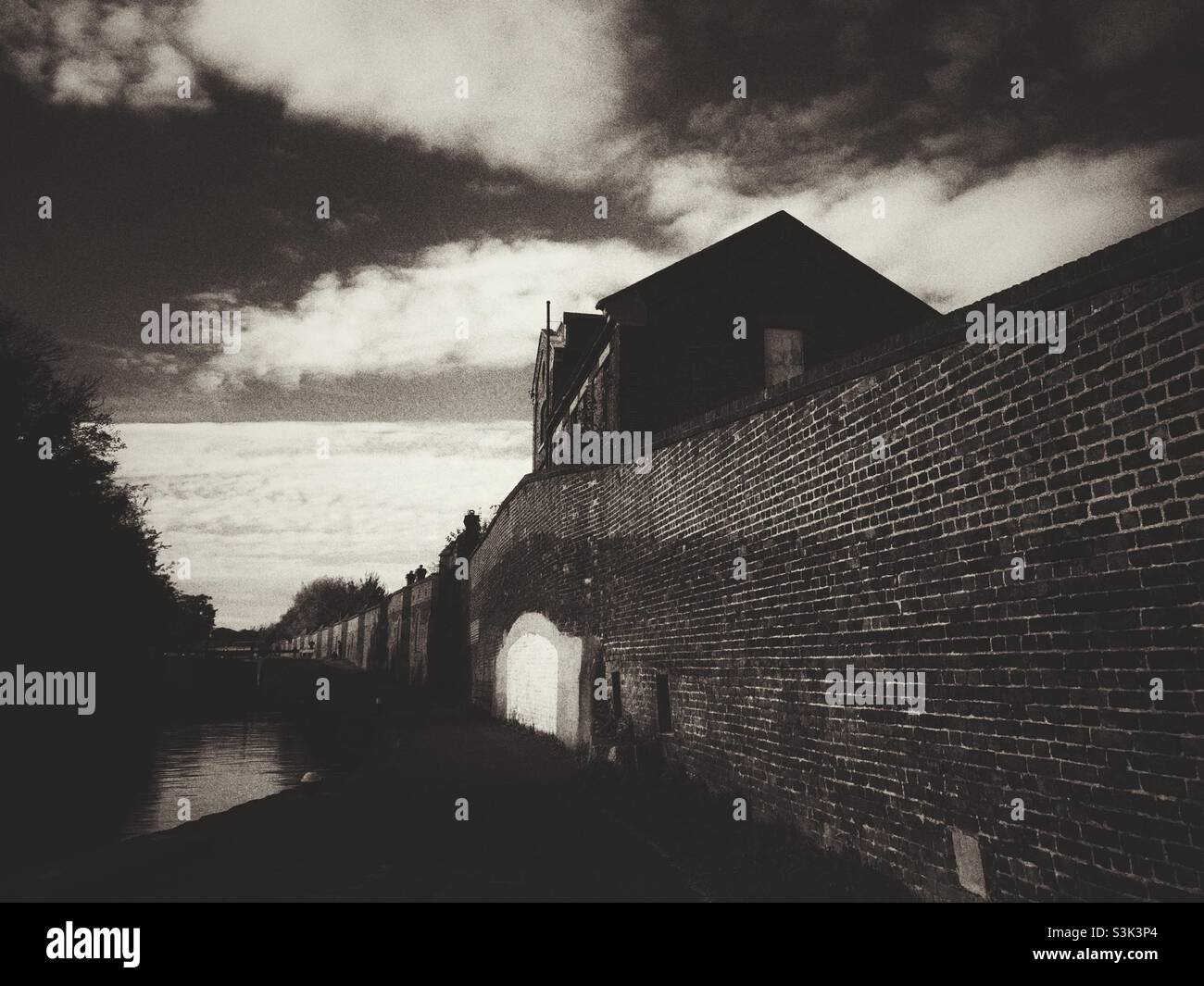 Seis-Bild von Brick Walls und einem Gebäude am Kanal im Westen Londons - Smartphone-aufgenommenes Stockfoto