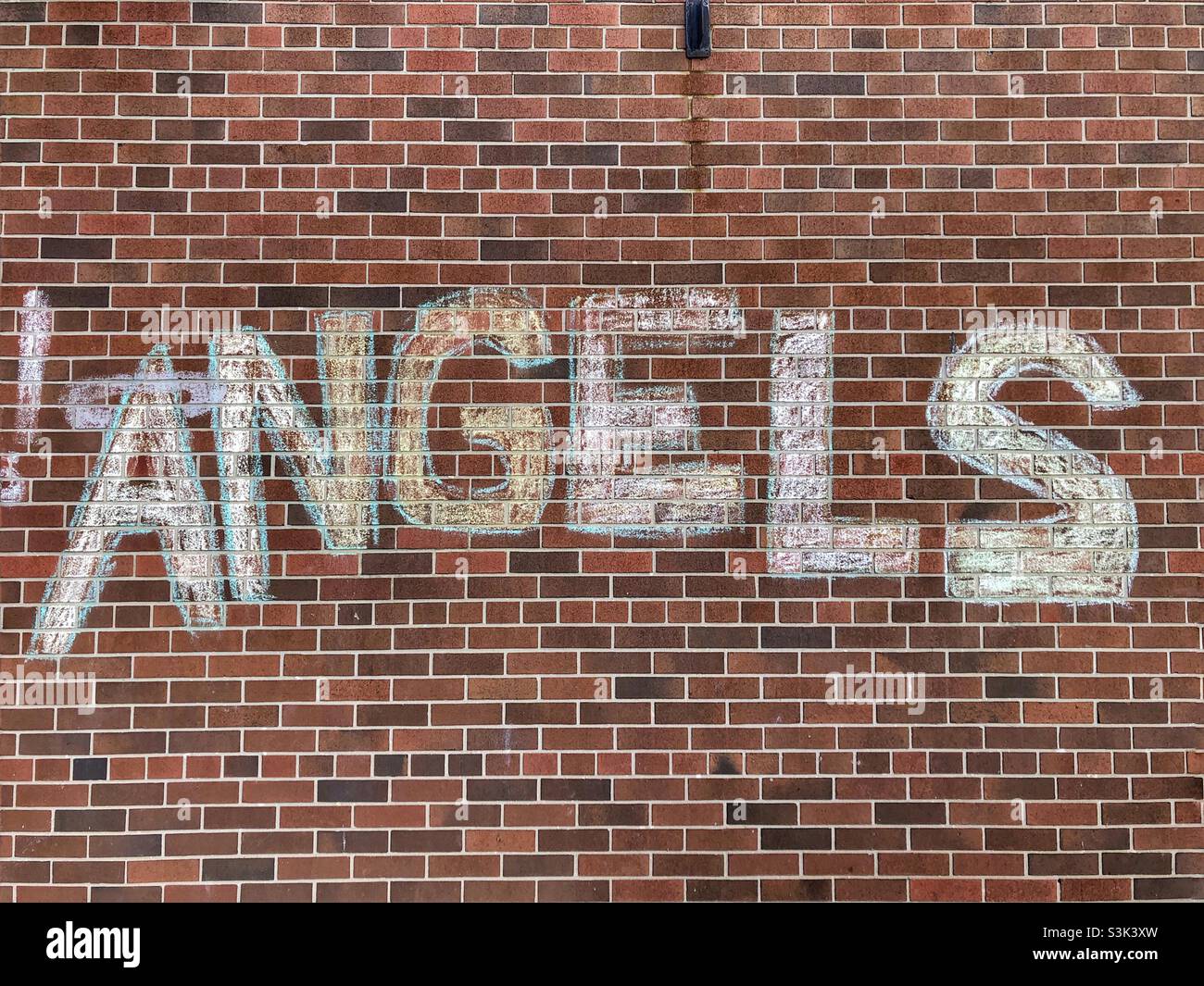 Engel, die in Kreide auf eine Ziegelmauer geschrieben wurden. Stockfoto