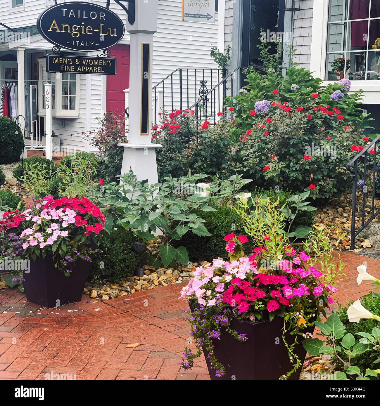 Blumen vor einem Geschäft in Madison, New Haven County, Connecticut, USA Stockfoto