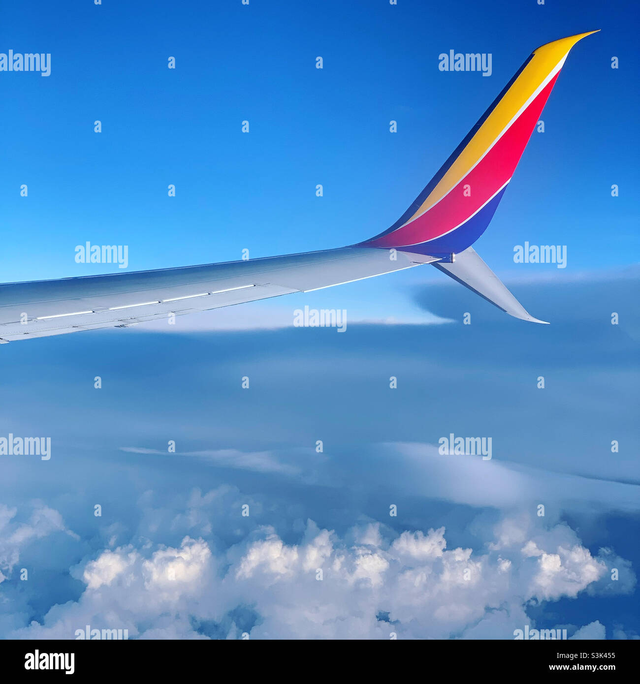 Der Flügel eines Southwest Air-Flugzeugs über den Wolken - Smartphone-aufgenommenes Stockfoto