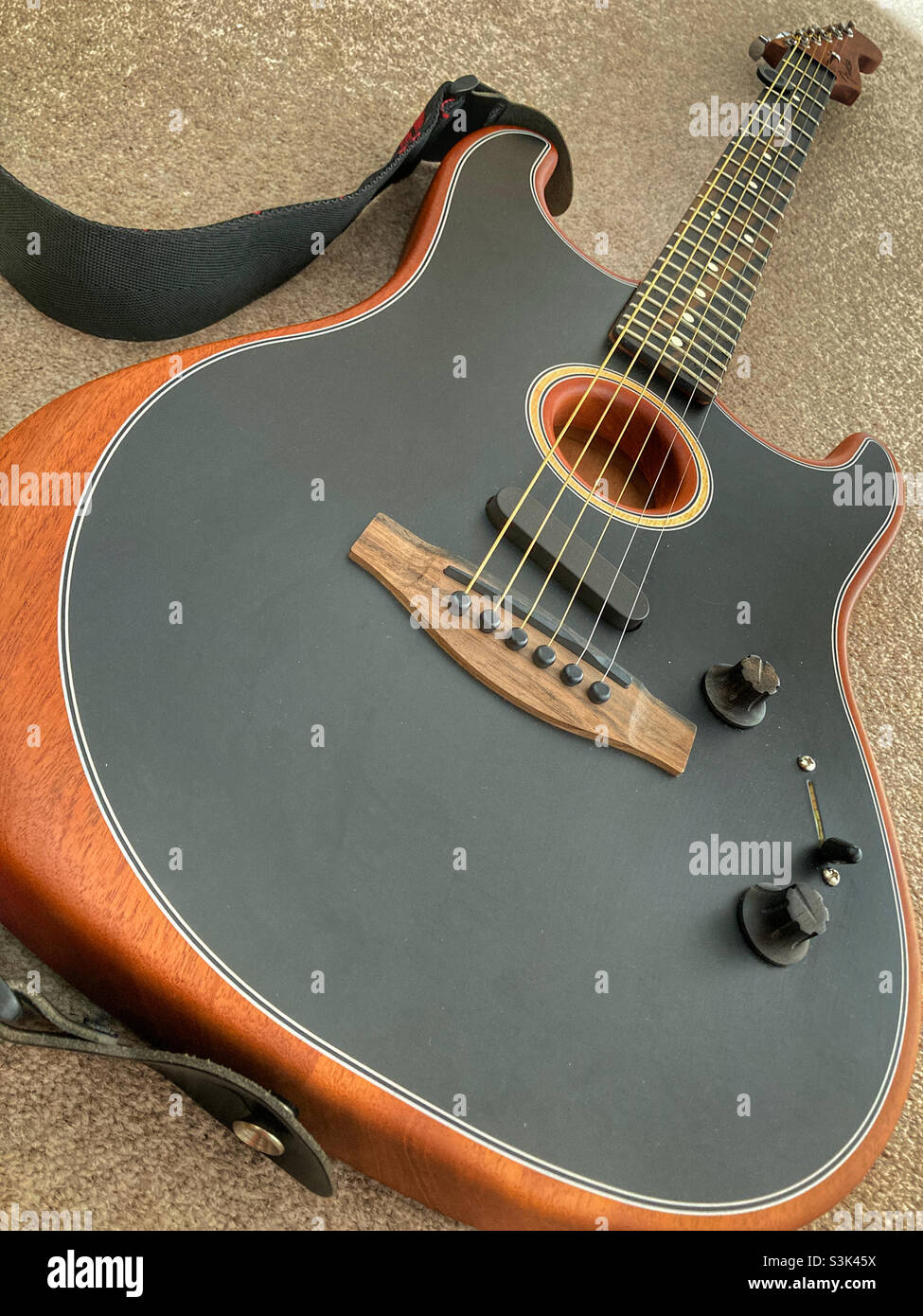 Fender akustasonic -Fotos und -Bildmaterial in hoher Auflösung – Alamy