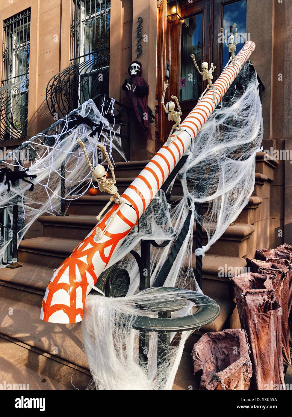 Zuhause mit selbstgemachter Halloween-Süßigkeitenrutsche für die Pandemie, Brooklyn, New York, USA. Stockfoto