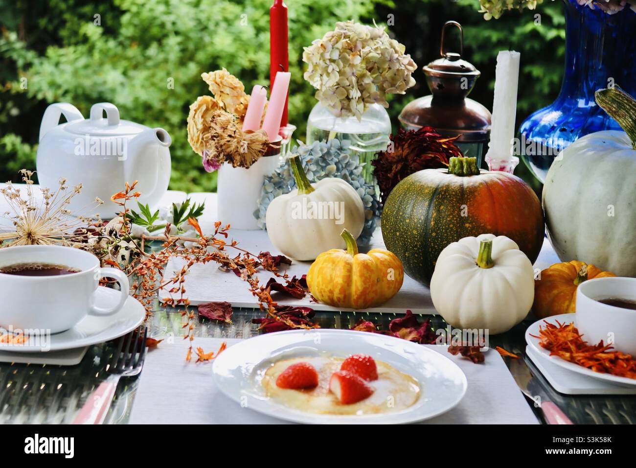 Halloween 🎃 Stil herbstliche Speisen und Tischeinstellung Stockfoto