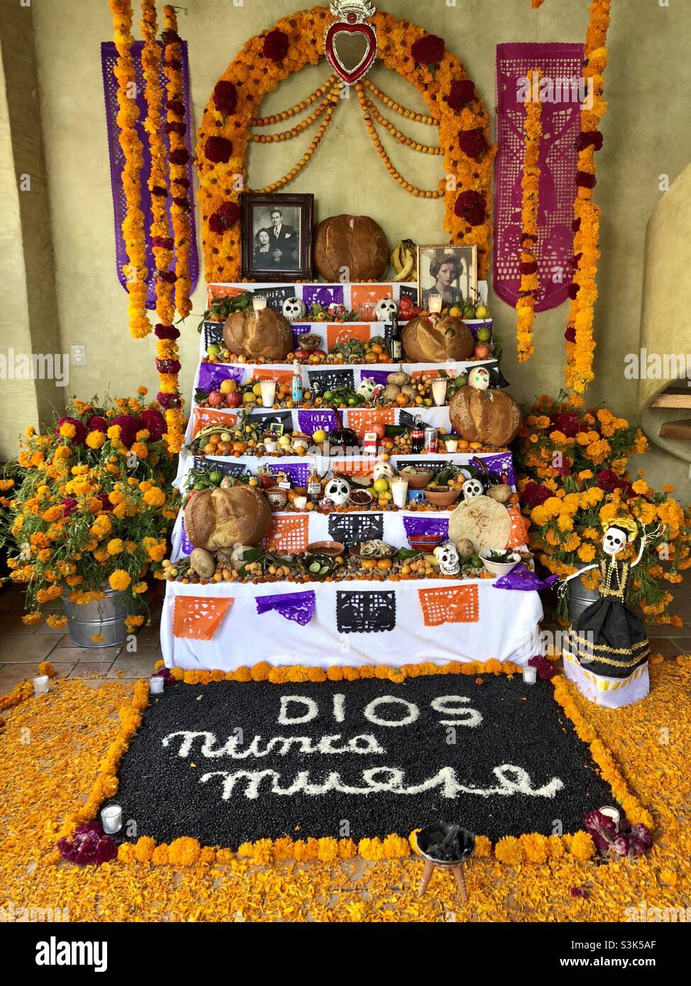 Altar (ofrenda) für den Tag der Toten (Dia de los Muertos), Oaxaca, Mexiko Stockfoto