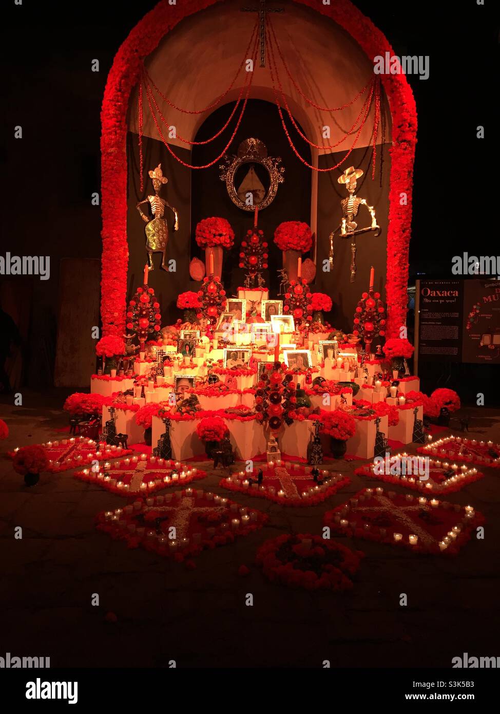 Altar (Ofrenda) für den Tag der Toten (Dia de los Muertos), Oaxaca, Mexiko Stockfoto