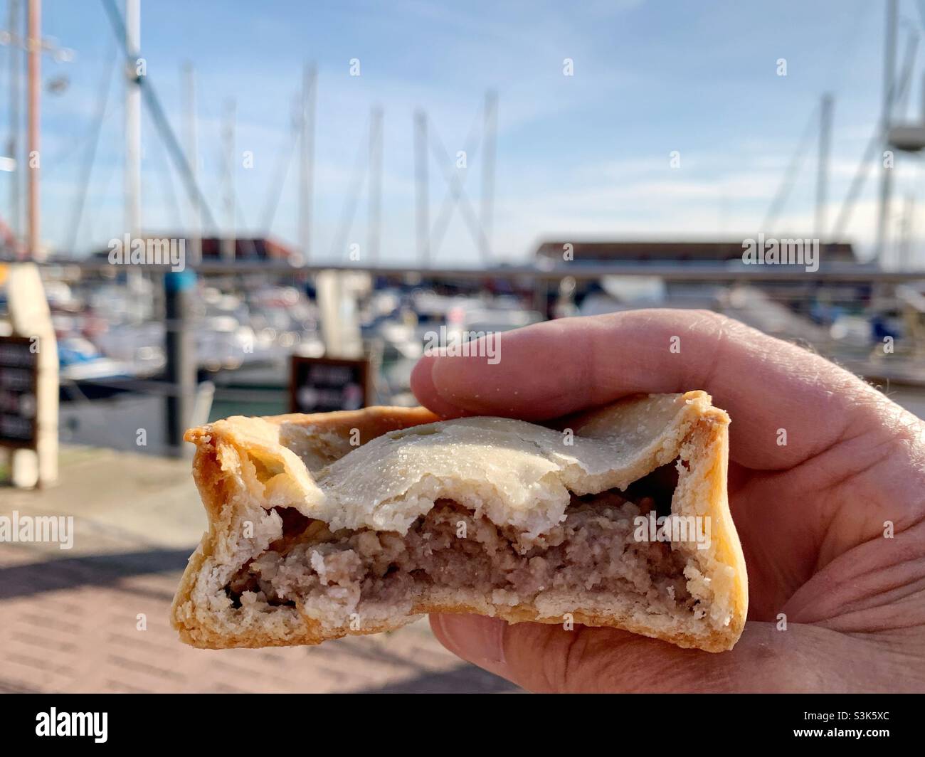 Genießen Sie einen traditionellen schottischen Beef Pie mit Blick auf den Hafen von Arbroath. Schottland, Vereinigtes Königreich - Smartphone-aufgenommenes Stockfoto