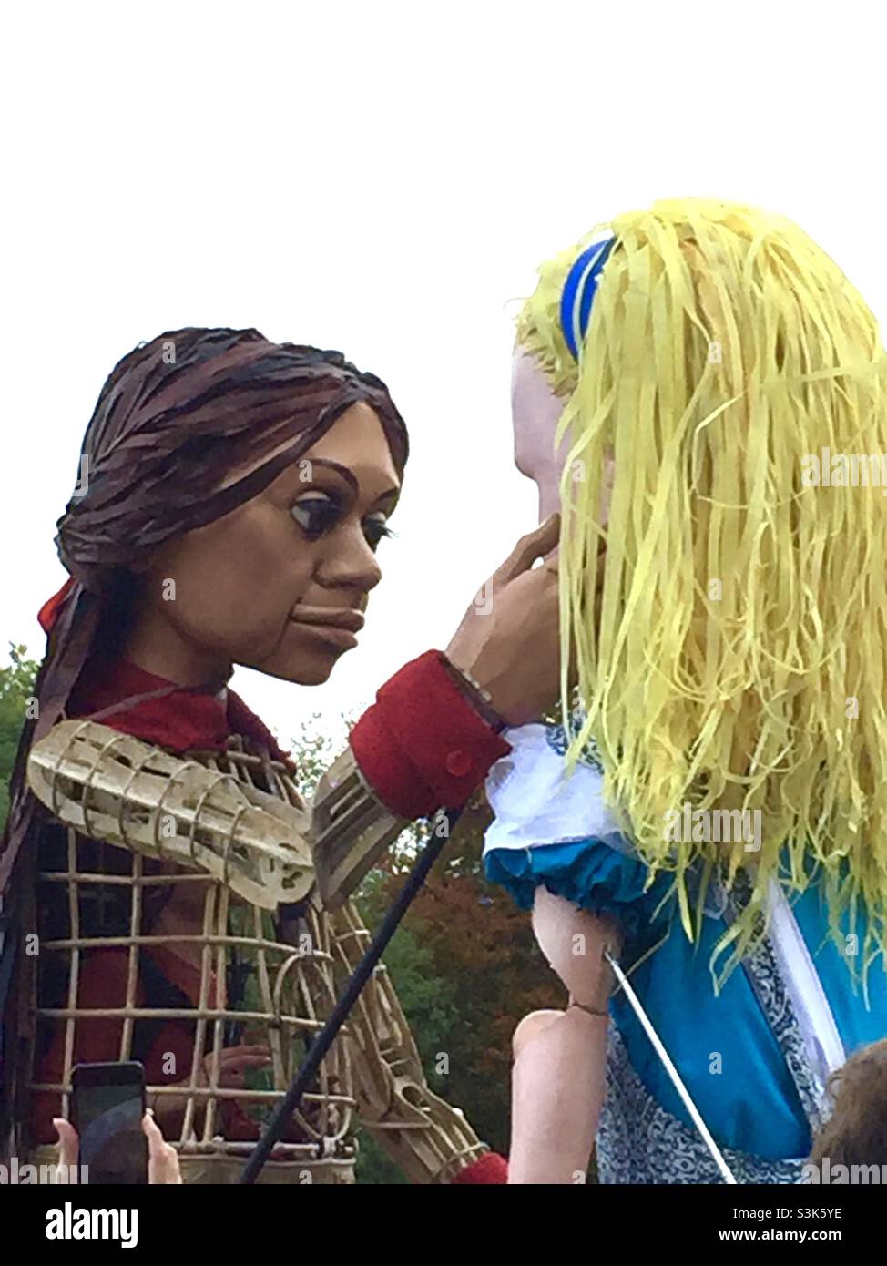 Amal Puppet und Alice treffen sich in Oxford Stockfoto