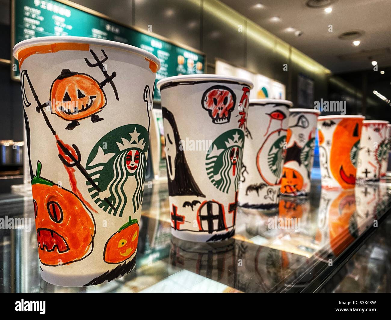 Halloween-Zeichnungen auf einem Pappbecher in Starbucks. - Smartphone-aufgenommenes Stockfoto