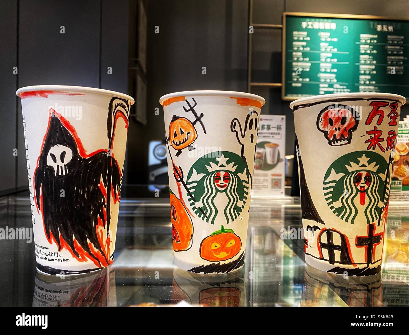 Halloween-Zeichnungen auf einem Pappbecher in Starbucks. - Smartphone-aufgenommenes Stockfoto