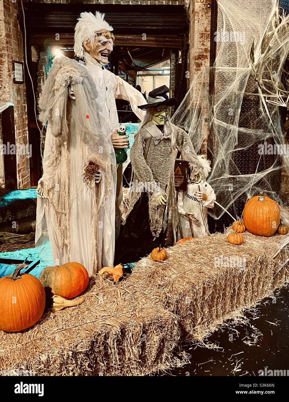 Halloween-Szene auf dem Chelsea-Markt in New York City - Smartphone-aufgenommenes Stockfoto