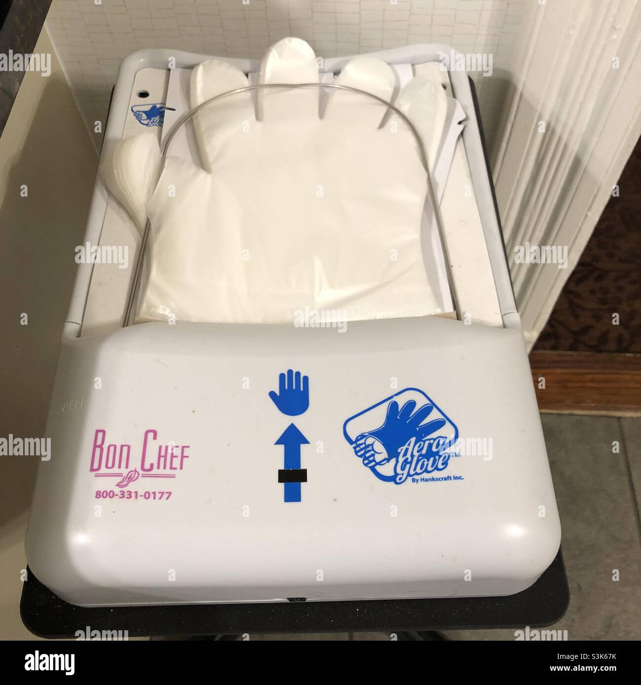 Lexington, VA - 27. Oktober 2021: Einweg-Handschuhstation an einem Frühstücksbuffet. Stockfoto