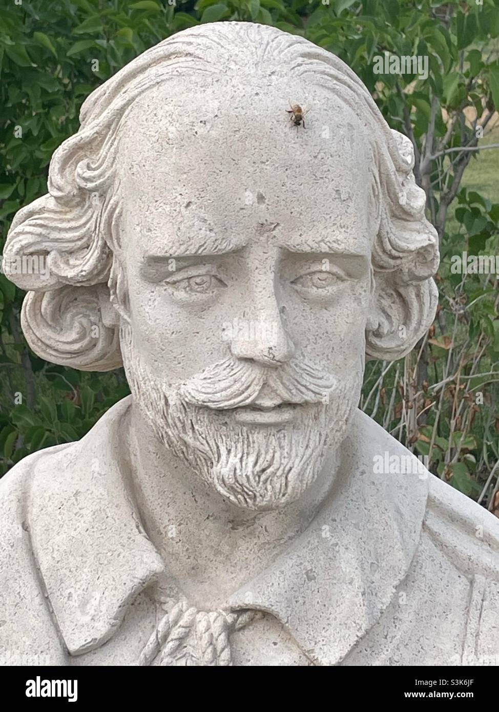 Eine Biene landete genau im richtigen Moment auf der Stirn dieser Büste von William Shakespeare, der den Satz „To Bee or Not to Bee?😃 schrieb Stockfoto