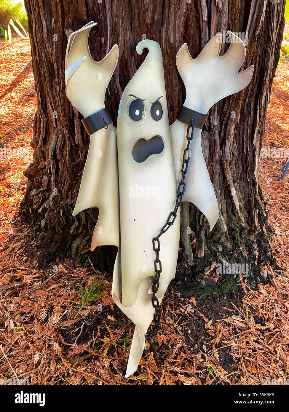 Geist mit Kette für Baum - Halloween-Display - Smartphone-aufgenommenes Stockfoto