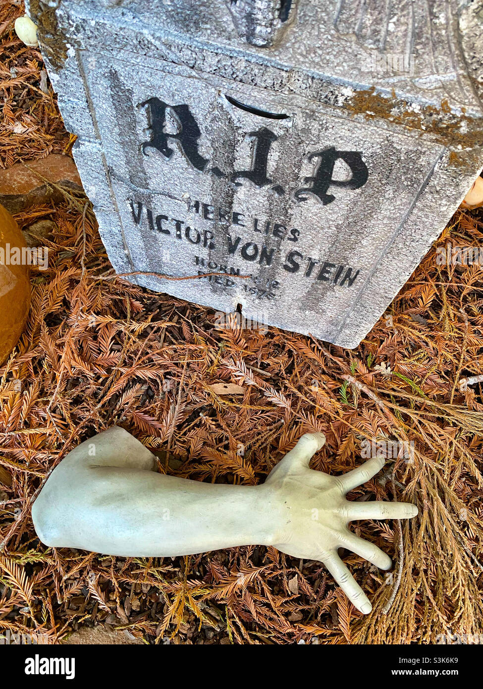 Arm aus dem Grab mit Grabstein / Halloween-Display - Smartphone-aufgenommenes Stockfoto
