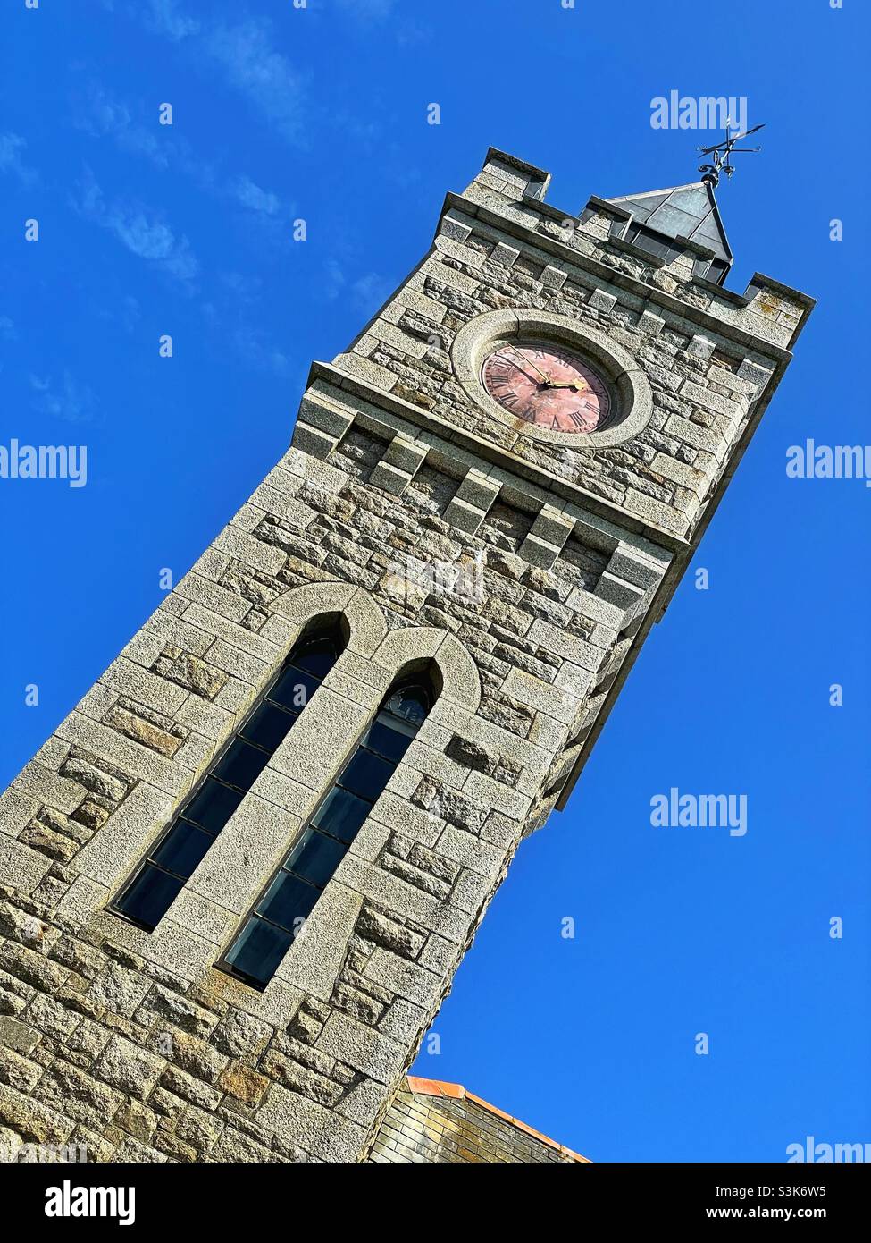 Porthleven Rathaus Uhrturm gegen einen blauen Sommerhimmel, Cornwall, August. Stockfoto