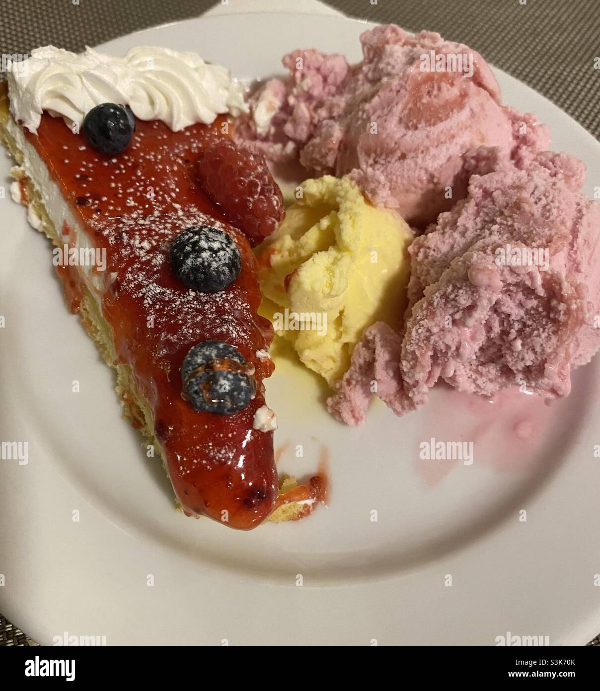 Mandelfrucht-Tarte, mit Erdbeere und Vanilleeis - Smartphone-aufgenommenes Stockfoto