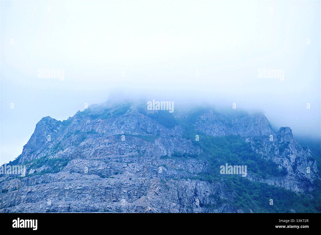 Blick auf einen hohen Berg mit einem Gipfel im Nebel Stockfoto