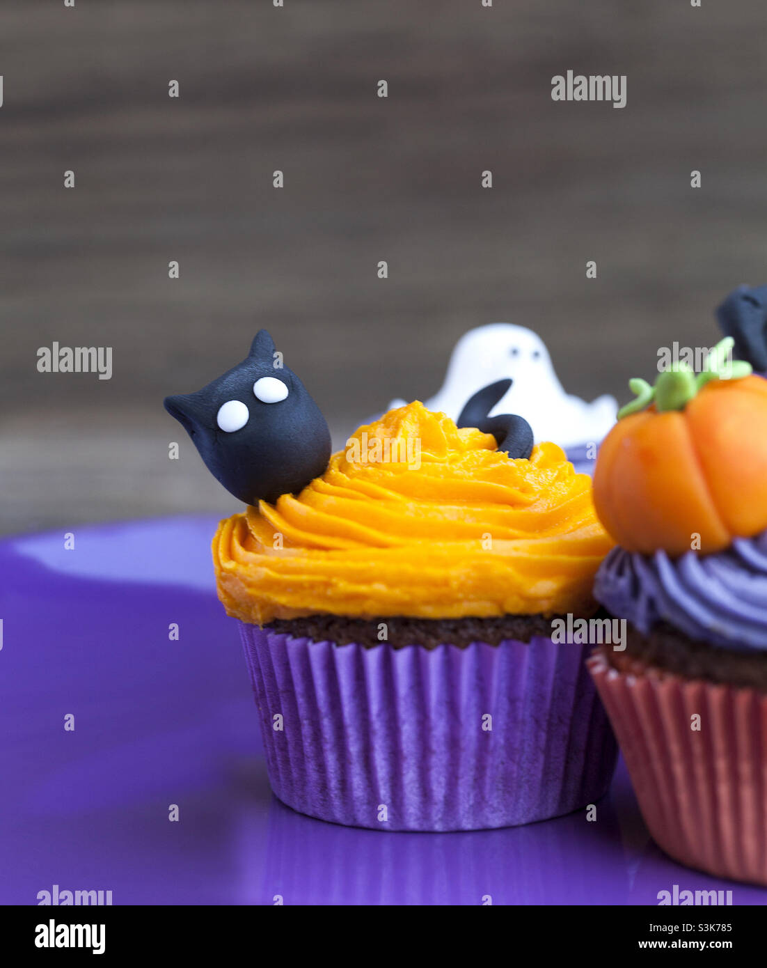 Halloween Cupcake mit schwarzer Katze Stockfoto