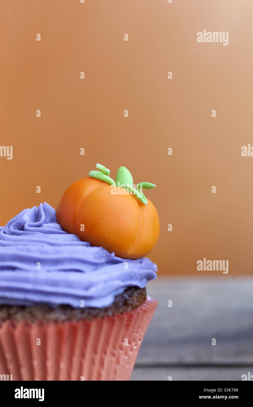 Halloween Kürbis Cupcake mit Kopieplatz für Ihren Text Stockfoto