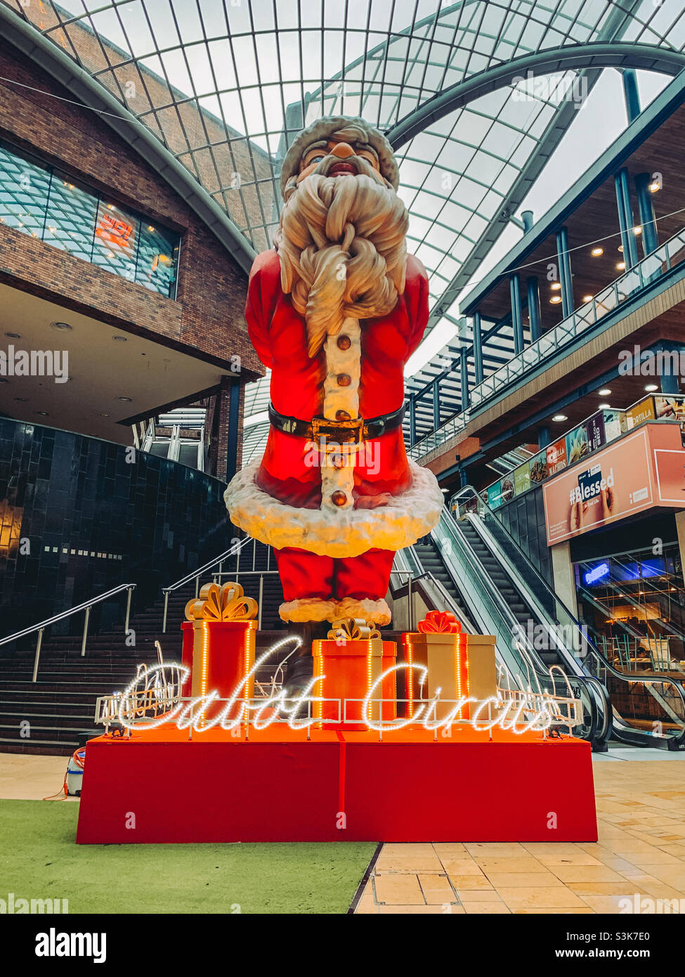 Riesige Statue des Weihnachtsmannes im Einkaufszentrum Bristol Cabot Circus Stockfoto