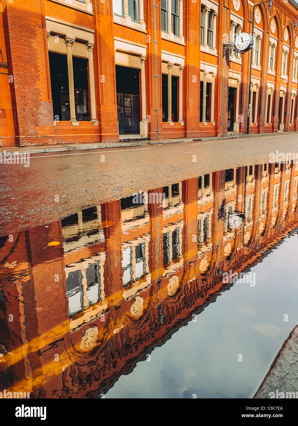 Tabakfabrik in Bedminster, Bristol Spiegelung in einer Wasserpfütze Stockfoto