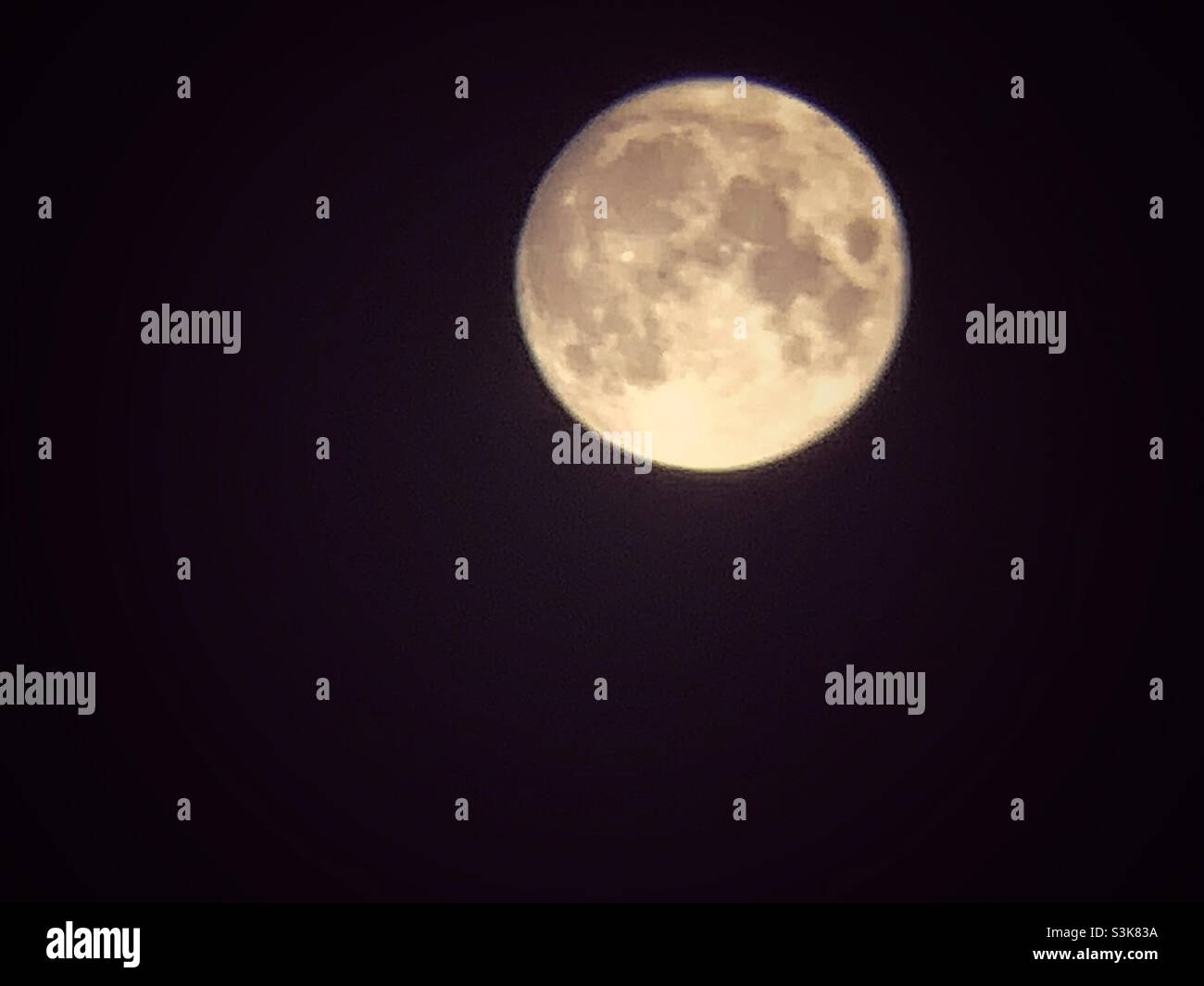 Vollmond in einem dunklen Himmel. Aufgenommen mit dem iPhone mit Copedvic-Befestigungslinse. - Smartphone-aufgenommenes Stockfoto