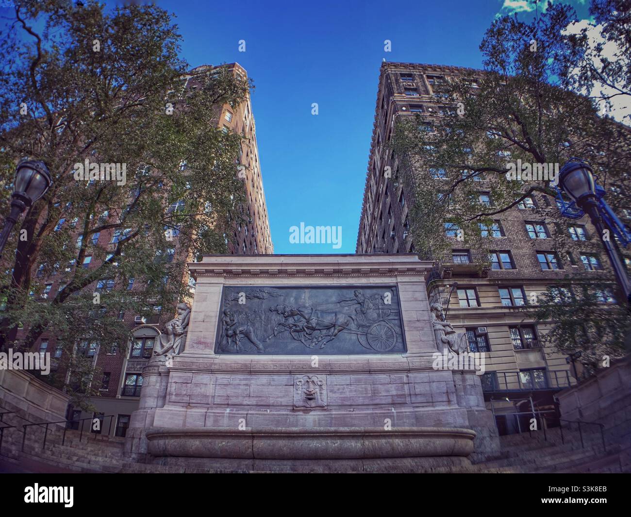 Feuerwehrdenkmal, Manhattan, New York City. Aufgenommen auf dem iPhone mit Copedvic-Befestigungslinse. - Smartphone-aufgenommenes Stockfoto