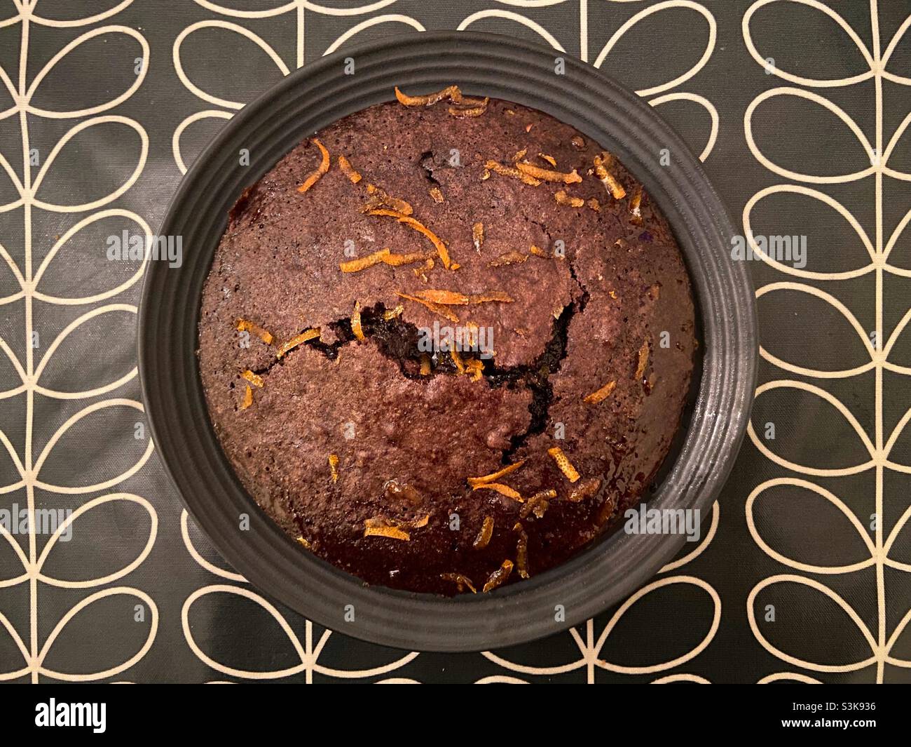 Schokolade und Orangenkuchen für Halloween Stockfoto