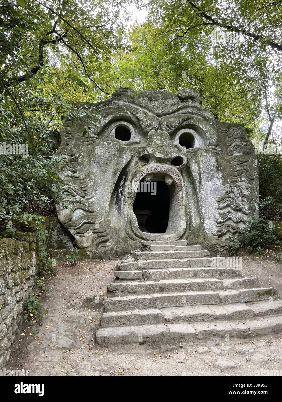 Orcus Mundskulptur im berühmten Park der Monster, auch Heilige Grove oder Gärten von Bomarzo in Bomarzo, Region Latium, Italien genannt Stockfoto