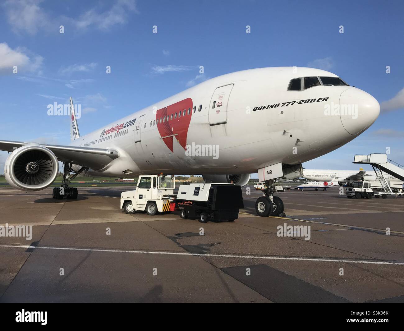 Red Wings Boeing 777 bringt COVID-Testkits mit Stockfoto