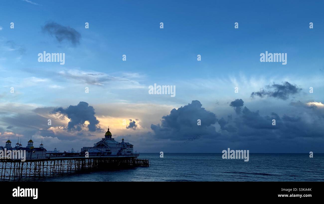Eastbourne Pier an einem regnerischen Tag bei Sonnenuntergang - Smartphone-aufgenommenes Stockfoto