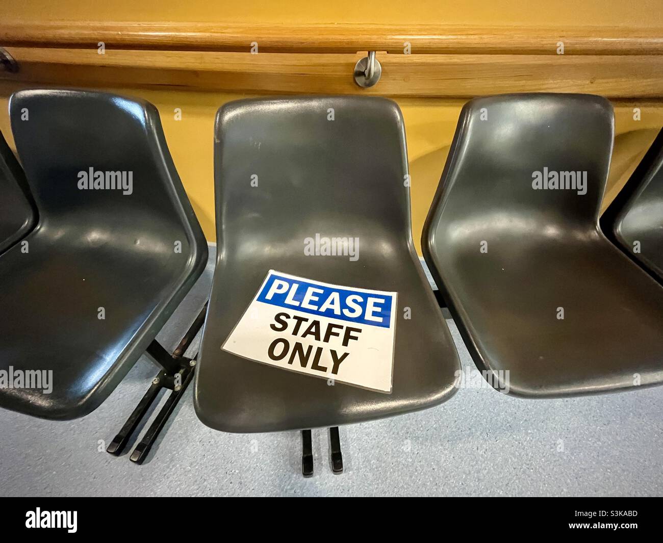 Das Personal hat nur ein Schild auf Plastikstühlen Stockfoto