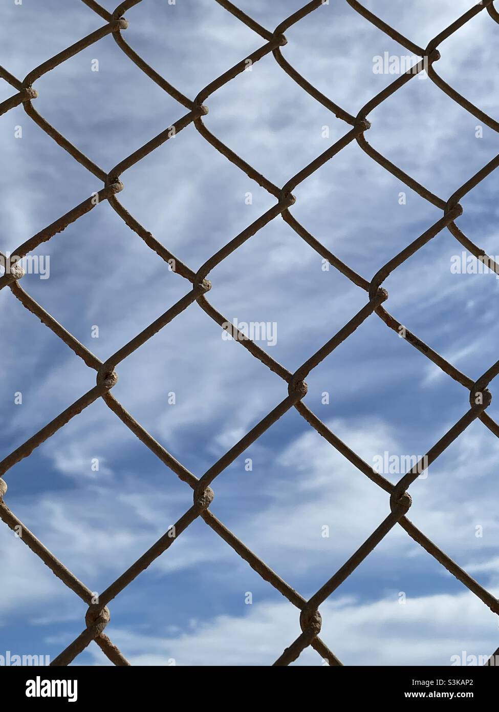 Kettenglied Zaun und blauer Himmel Hintergrund Stockfoto