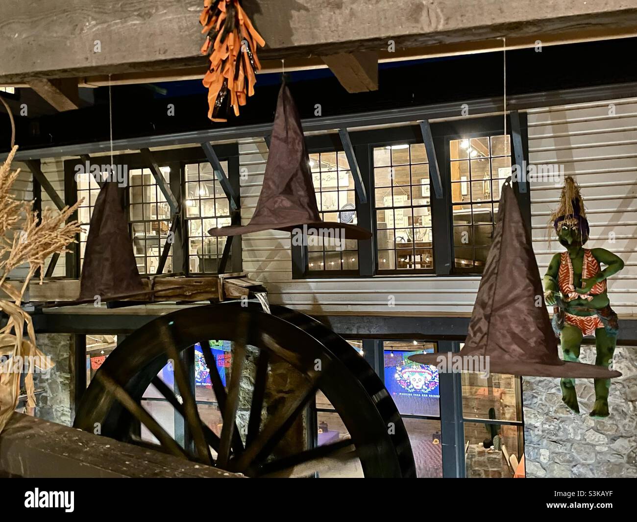 Im Gardner Village, Utah, USA, finden Sie jeden Oktober kreative Halloween- und Herbstdekorationen inmitten altmodischen Charmes. Hier wühlt vor einigen Schaufenstern ein funktionierendes Wasserrad. Stockfoto