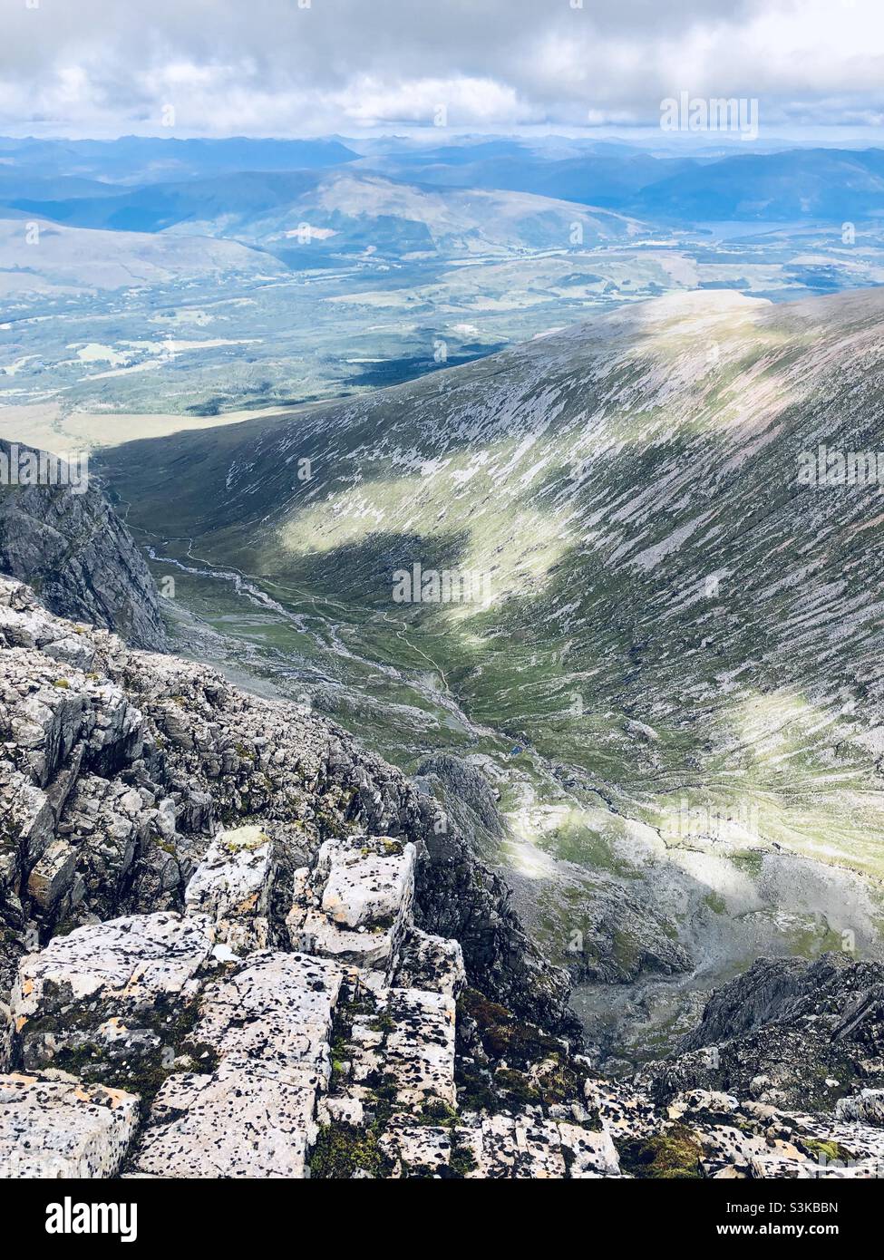 Ein herrlicher Blick auf das Tal unter Ben Nevis an einem klaren Tag in Schottland Stockfoto