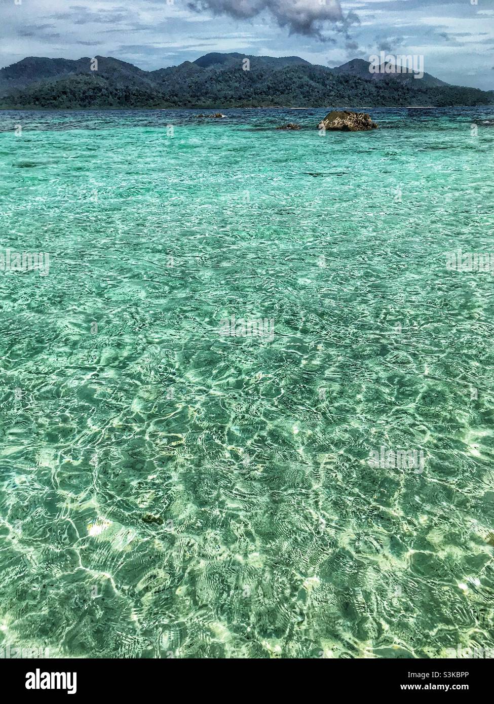 Vertikale Ansicht des kristallklaren Wassers auf der Insel Koh Lipe im Süden Thailands - Smartphone-aufgenommenes Stockfoto