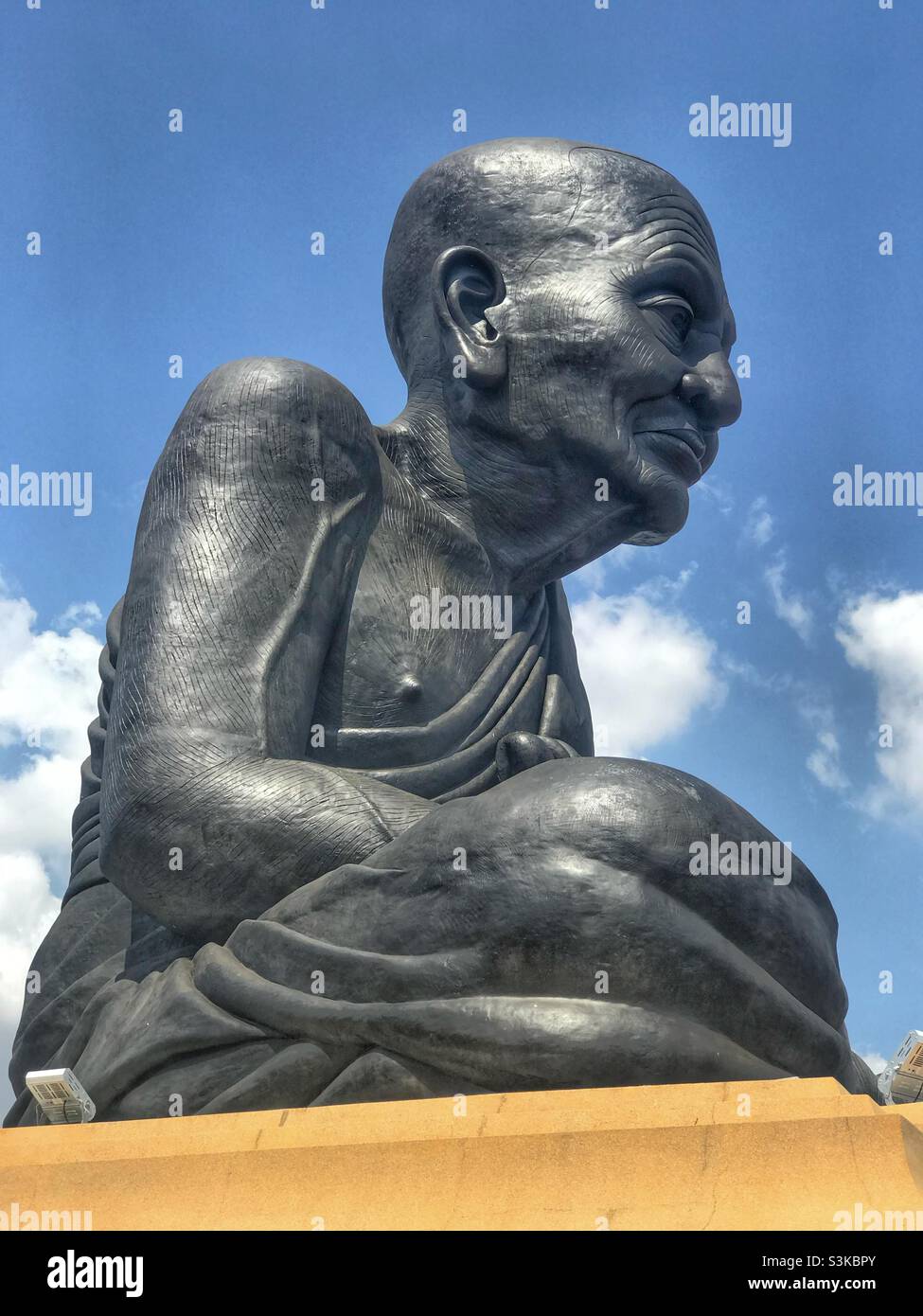 Große Statue von Luang Phor Thuad im Wat Huay Mongkol, Hua hin, Thailand Stockfoto