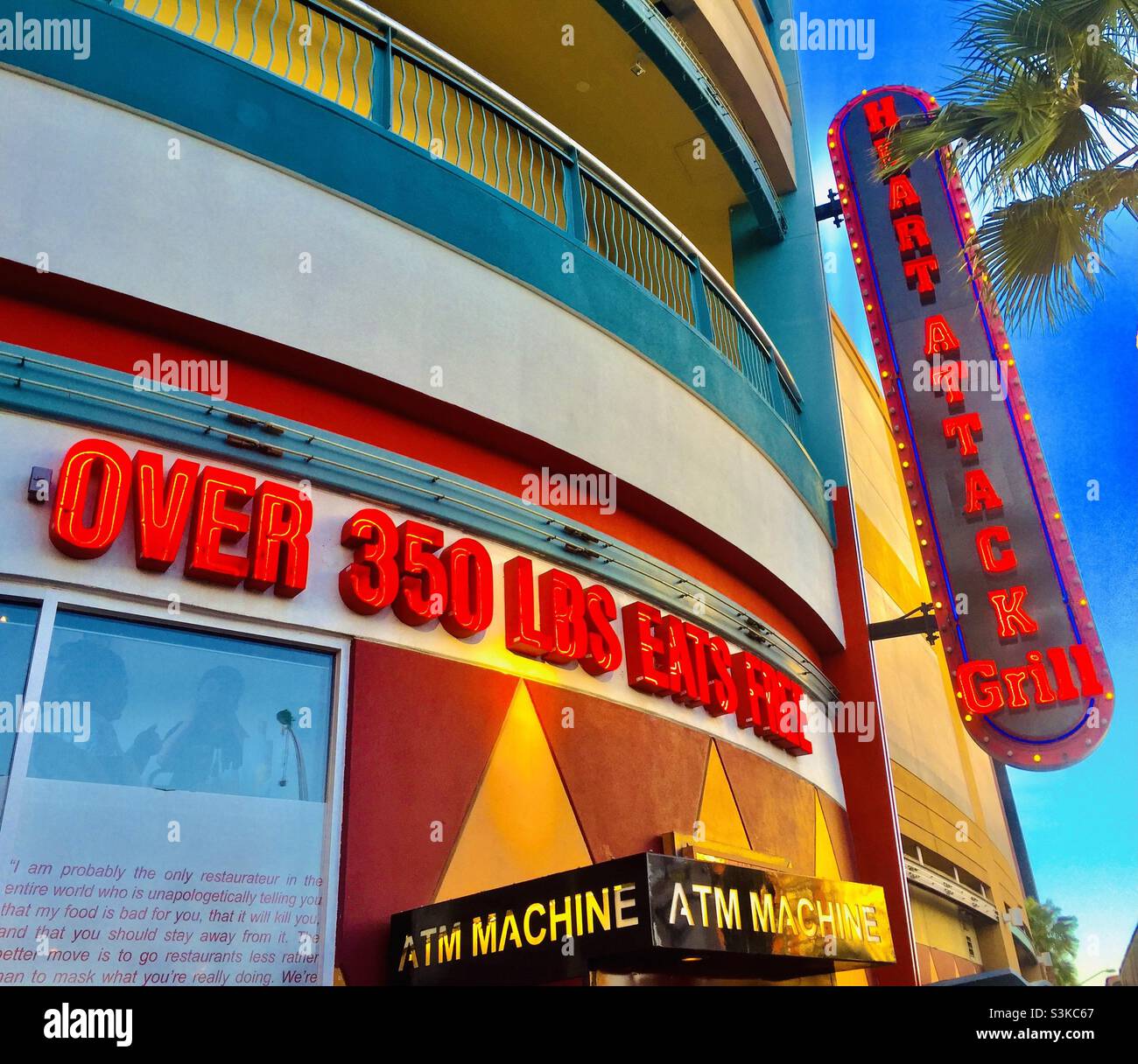 Der berüchtigte Heart Attack Grill im Zentrum von Las Vegas, Nevada, USA. Das Diner ist berüchtigt für seine extrem hohen Fett- und kalorienreichen Vorspeisen wie Vierfach-Bypass-Burger Stockfoto