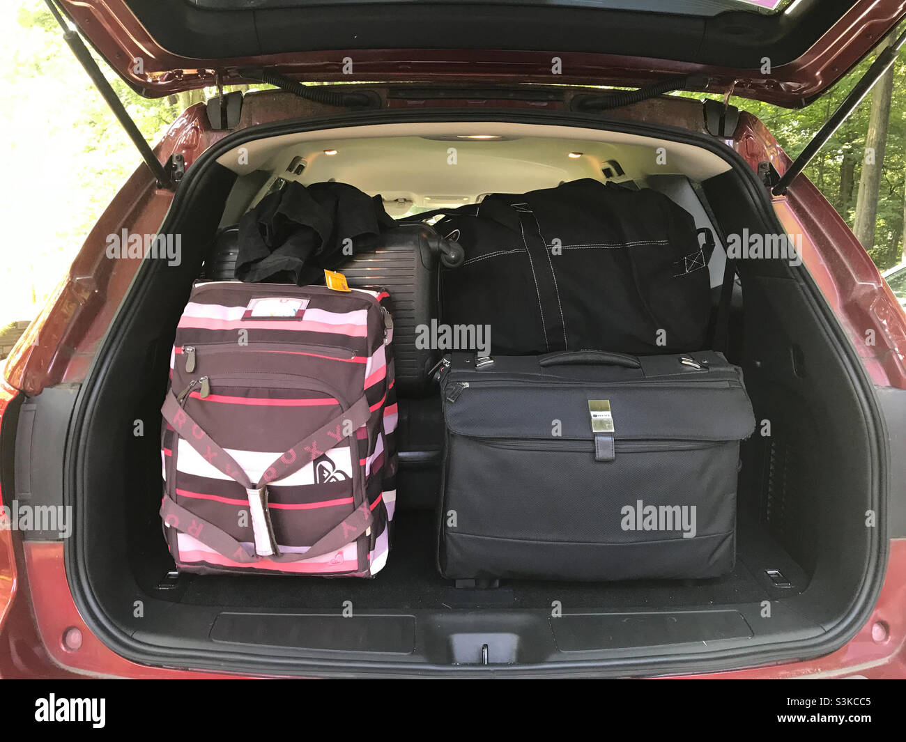 Koffer und Taschen im Kofferraum des Autos bereit für Urlaub Stockfotografie  - Alamy