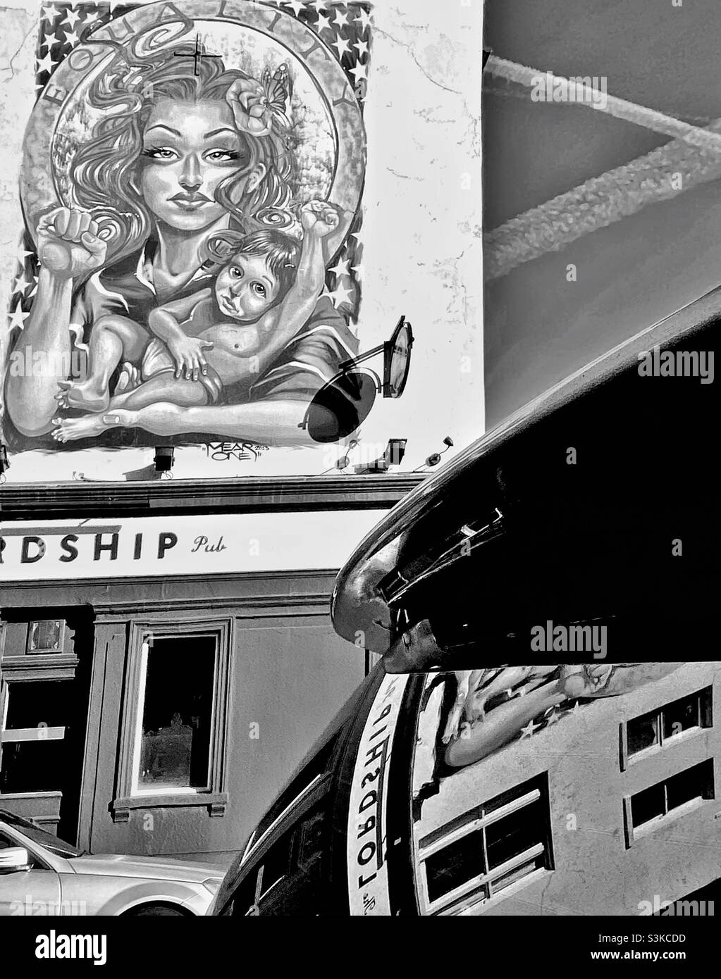 Lordship Öffentliche Haus Kunstwerk in einem Auto Windschutzscheibe reflektiert. Stockfoto