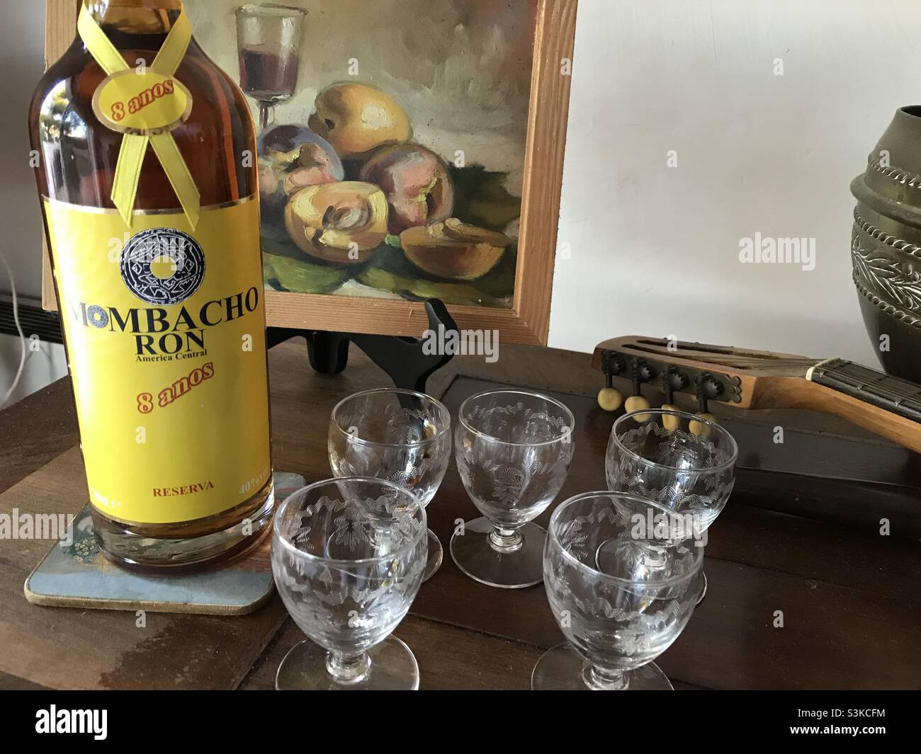 Zentralamerikanische Rumflasche mit verkostenden Kristallgläsern Stockfoto