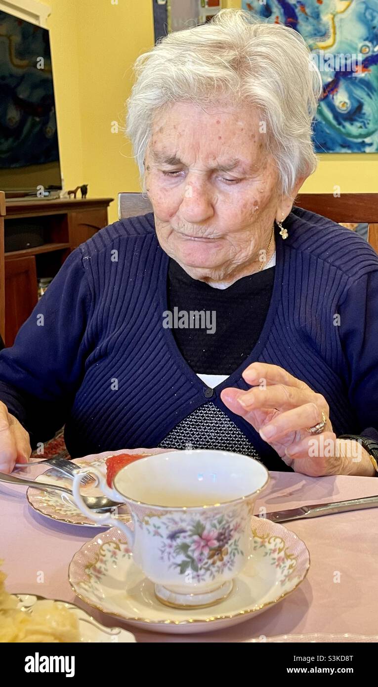 Eine ältere kaukasische Dame, die eine Tasse Tee trinkt Stockfoto